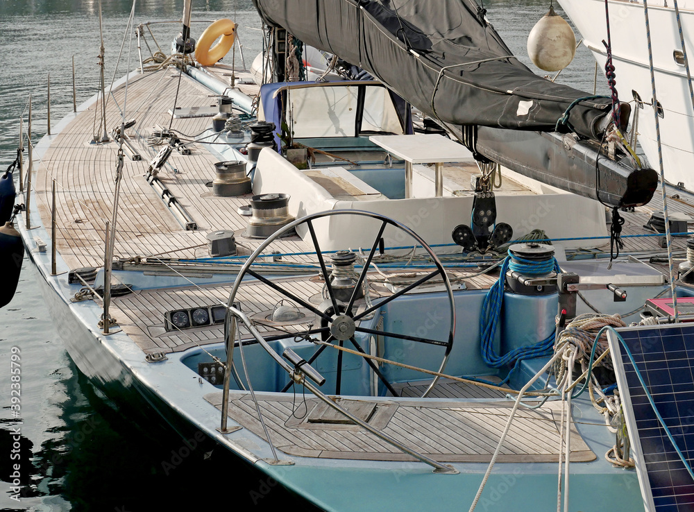 Il timone di una barca a vela d’altura ormeggiata in un porto turistico. 