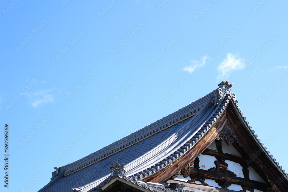 青空と寺の屋根