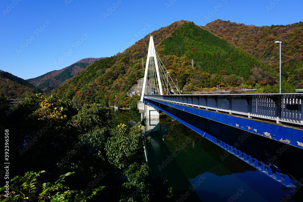 Fototapeta premium 丹沢湖に架かる永歳橋