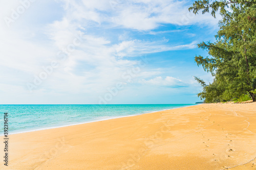 Fototapeta Naklejka Na Ścianę i Meble -  Beautiful tropical beach sea ocean with white cloud and blue sky