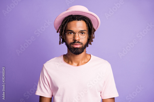 Photo portrait of serious man isolated on vivid violet colored background