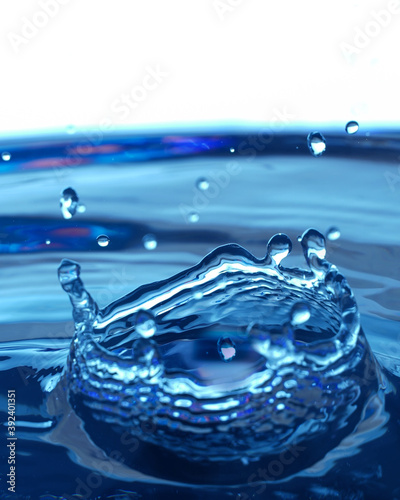 Rozprysk wpadającej do wody kropelki wody. Aqua man