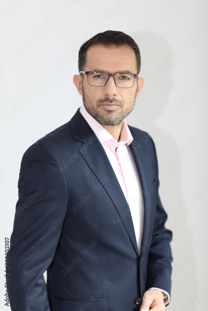 Studyjne zdjęcie biznesowe. Bardzo przystojny BIZNESMEN. Studyjne zdjęcie biznesowe. Bardzo przystojny BIZNESMEN.