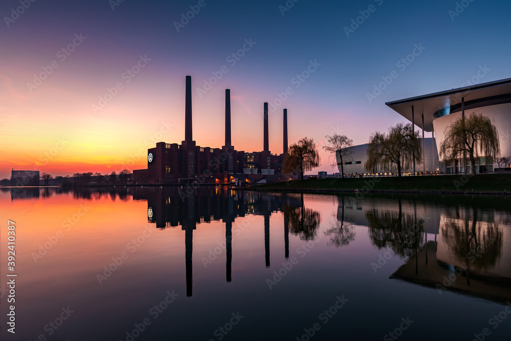 Mittellandkanal Wolfsburg - Sonnenuntergang - Blick auf VW Kraftwerk mit Hochhaus