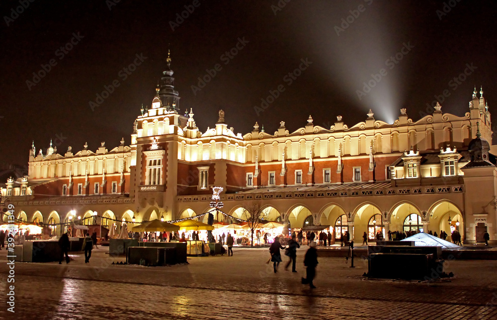 Obraz premium Beautiful old Sukiennice on the Krakow main square at night, Poland