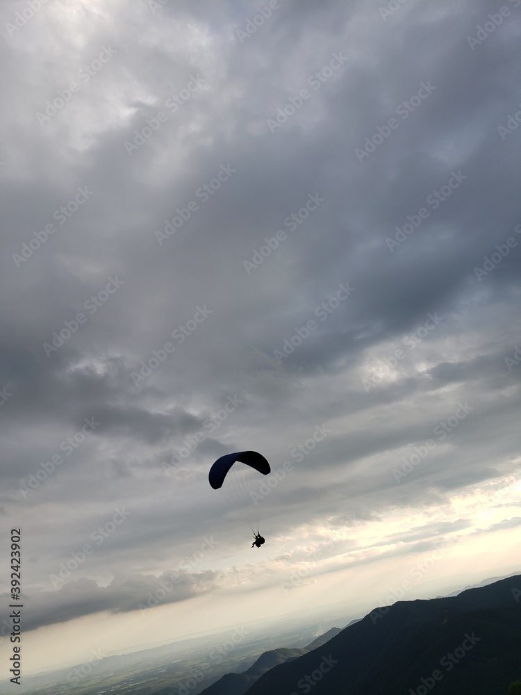O Parapente,Parrapant (voo de encosta) e Paraglider, Paragliding ato de se voar de Paraglider O Parapente,Parrapant (voo de encosta) e Paraglider, Paragliding ato de se voar de Paraglider