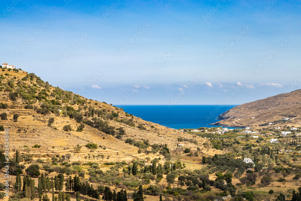 Das fruchtbare Tal der Bucht von Korthi auf der griechischen Kykladen-Insel Andros