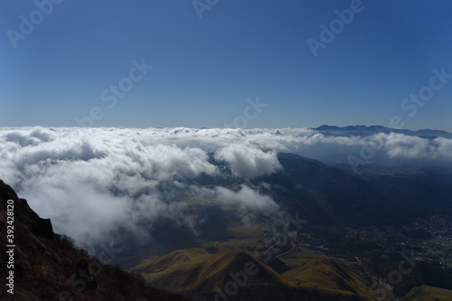 由布岳東峰から見た青空と雲海