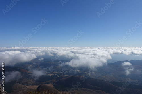由布岳東峰から見た青空と雲海