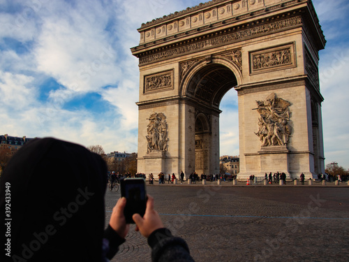 A tourist takes a photo of the Arc de Triomphe with his mobile phone © Mummert-und-Ibold