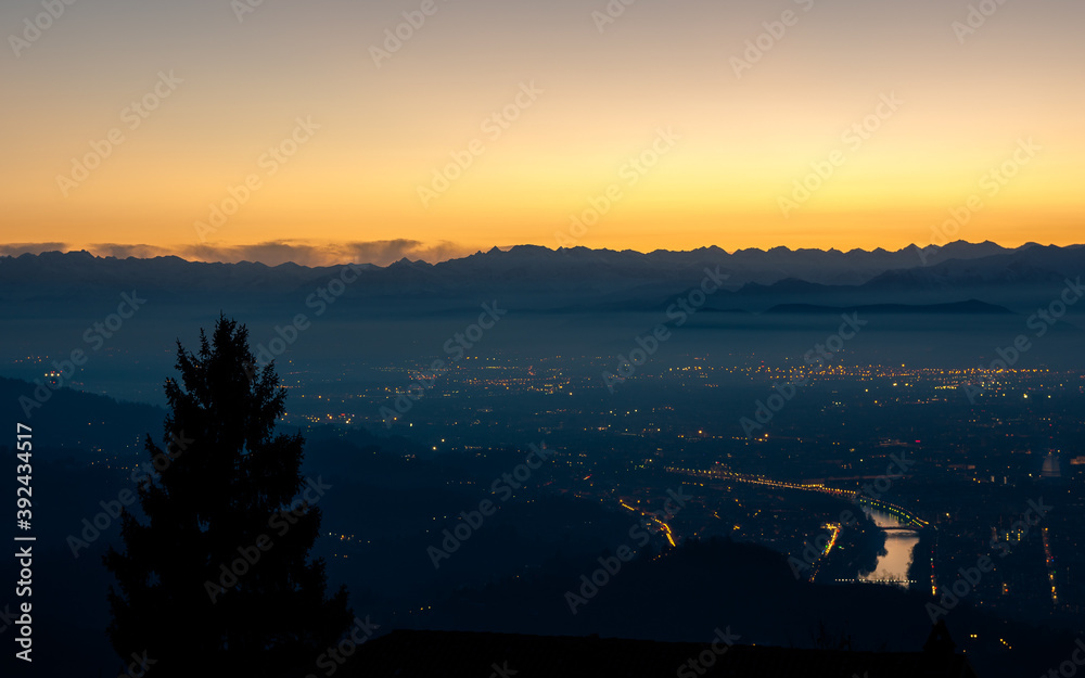 Vista di Torino dall'alto al tramonto 