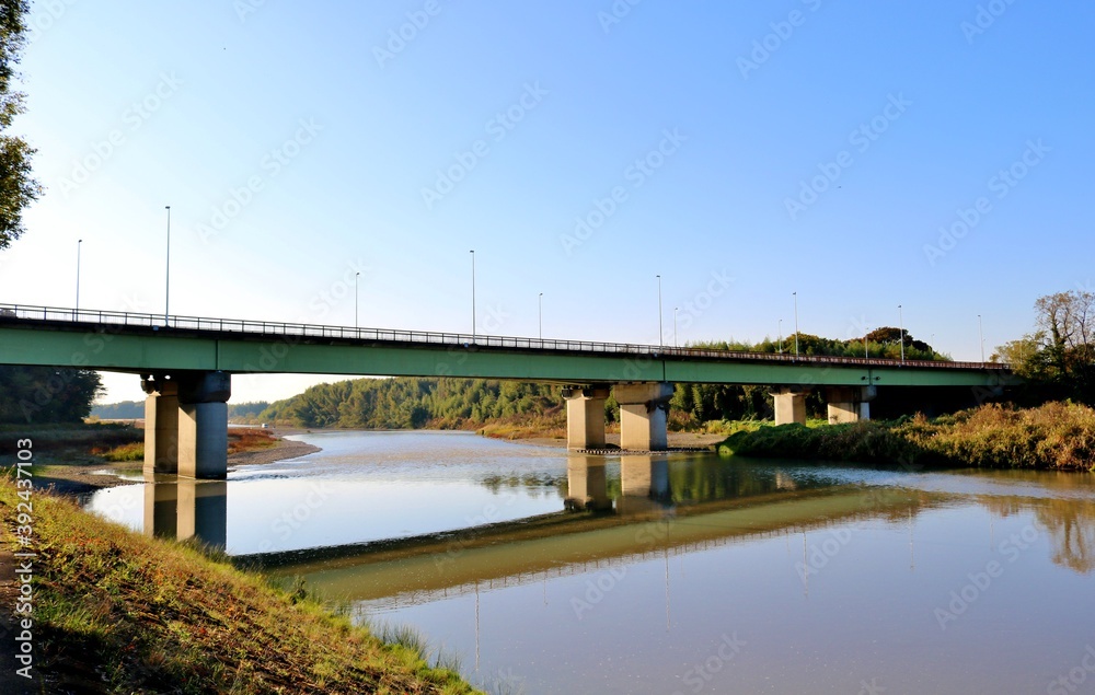 秋の河川　橋　風景