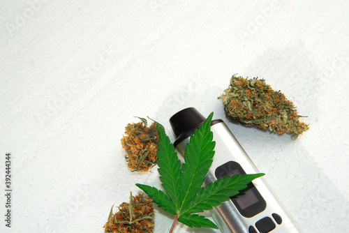 Εκτύπωση καμβά portable electronic vaporizer for smoking dry herbs next to hemp leaves