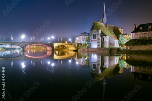 Pont et église au bord de la rivière, hdr de nuit, Sens, France