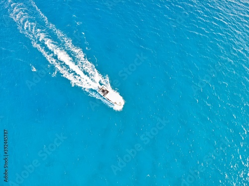 vista aerea vertical desde arriba de un barco a gran velocidad sobre las aguas saladas y azules de las playas de Quintana Roo © Martin