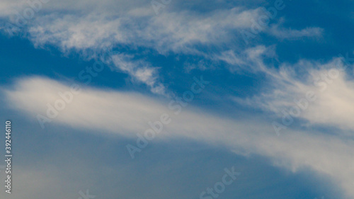 Cirrus effilochés pommelant un ciel estival © Anthony