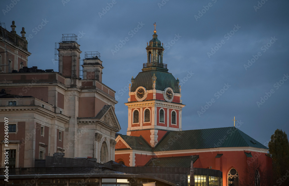 Obraz premium Night view at sunrise of the Stankt Jaokbs church in Stockholm