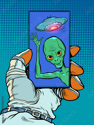 Contact with an alien mind. Friendly alien green man