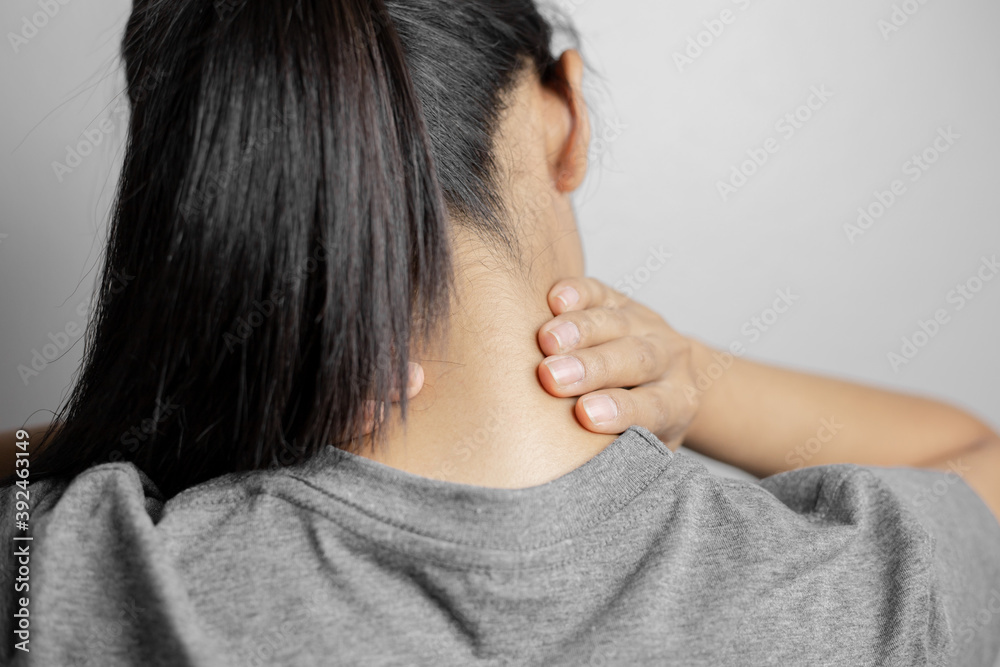 Woman with pain in neck.