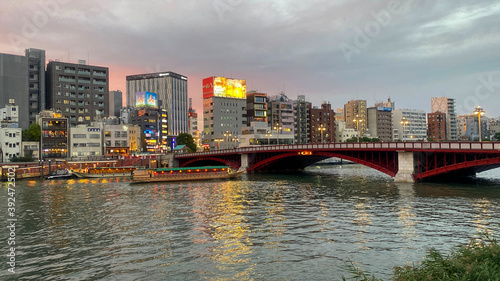 東京 隅田川とビル群 © yamato furoshiki