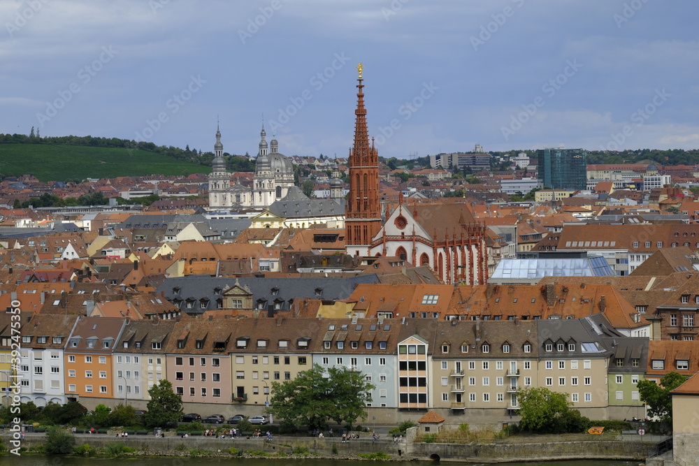 Obraz premium Blick von der Festung Marienberg auf die historische Altstadt und die Alte Mainbrücke von Würzburg und den Main, Unterfranken, Franken, Bayern, Deutschland