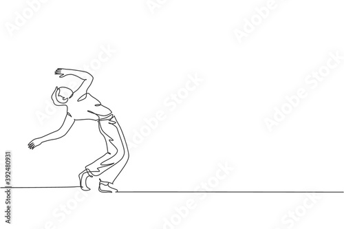 One single line drawing of young energetic man capoeira dancer perform dancing fight graphic vector illustration. Traditional martial art lifestyle sport concept. Modern continuous line draw design