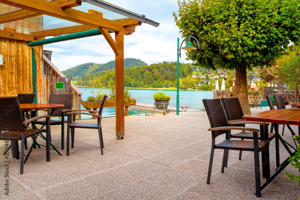Obraz premium Idyllic spot with view of the Fuschlsee (lake Fuschl) in Fuschl am See, Austria