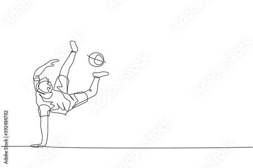 Single continuous line drawing of young sportive man train soccer freestyle, juggling with soles of the feet on the field. Football freestyler concept. Trendy one line draw design vector illustration