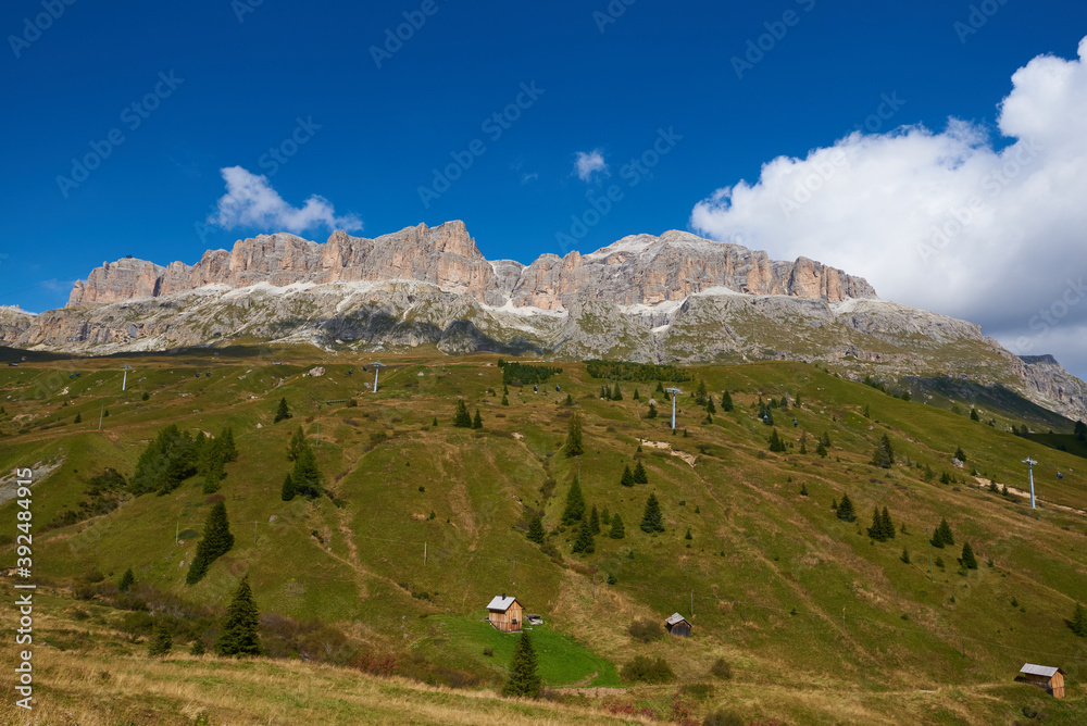 blick zur Sellagruppe ,Bergstock in den Dolomiten in Italien. 