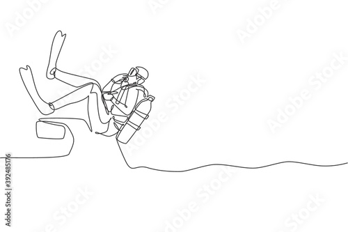 One continuous line drawing young sporty man jump down into the sea ocean from motor boat to do scuba diving. Healthy water sport concept. Dynamic single line draw design vector graphic illustration