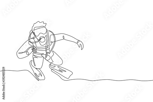 Single continuous line drawing of young sportive man pose at sea ocean while scuba diving to see coral reefs and sea life. Underwater sport concept. Trendy one line draw design vector illustration