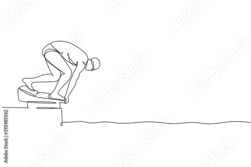 Single continuous line drawing of young happy professional swimmer man focus training in gym swimming pool center. Healthy lifestyle concept. Trendy one line draw design graphic vector illustration