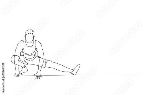 One continuous line drawing of young sporty man working out stretching his leg in fitness gym club center. Healthy fitness sport concept. Dynamic single line draw design vector illustration graphic