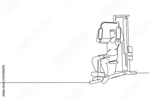 One continuous line drawing young sporty man working out with ab crunch machine in fitness gym club center. Healthy fitness sport concept. Dynamic single line draw design vector graphic illustration