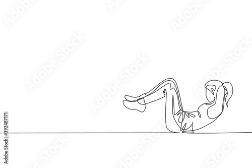 Single continuous line drawing of young sportive woman training lying and sit up in sport gymnasium club center. Fitness stretching concept. Trendy one line draw design vector graphic illustration