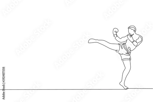 One continuous line drawing of young sporty man kickboxer athlete training powerful kick at gym center. Combative kickboxing sport concept. Dynamic single line draw design vector graphic illustration