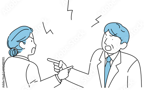 女性と言い合いをする男性医師