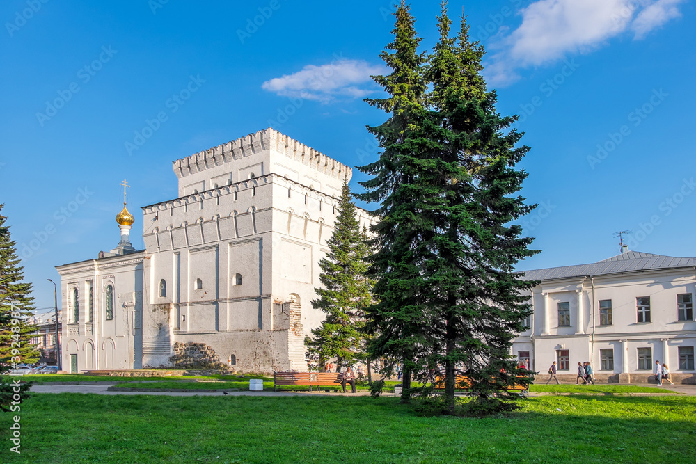 Fototapeta premium Jardines y edificios en la ciudad de Yaroslavl, Rusia