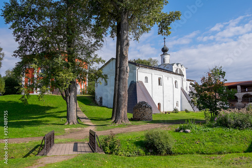 Bosques e iglesias en el Monasterio de Goritzy, Rusia
