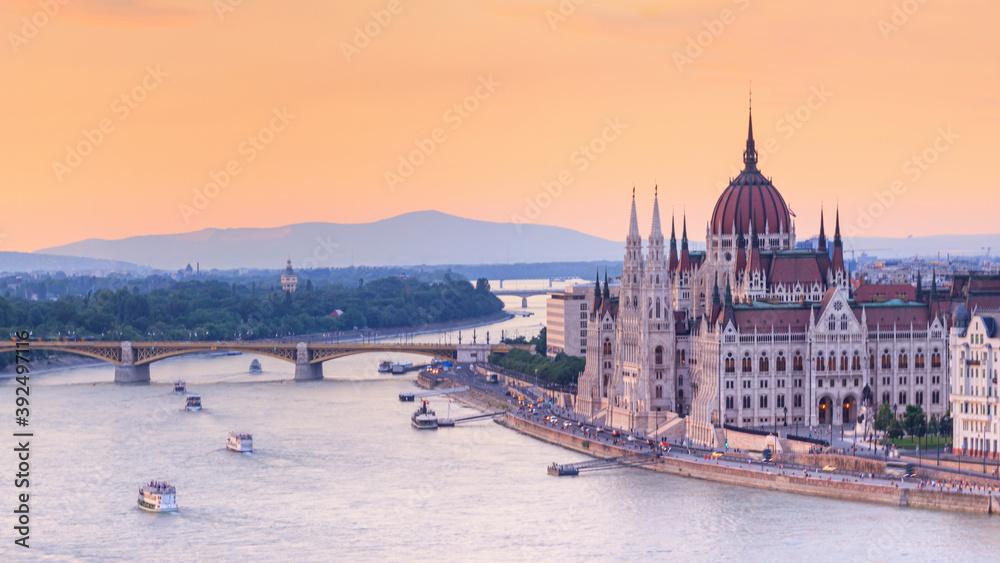 Obraz premium City summer landscape - top view of the historical center of Budapest with the Danube river, in Hungary
