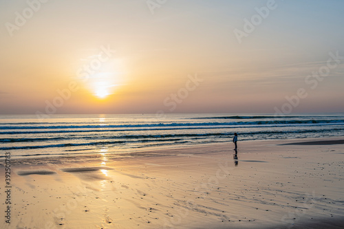 Chica solitaria en la playa al atardecer