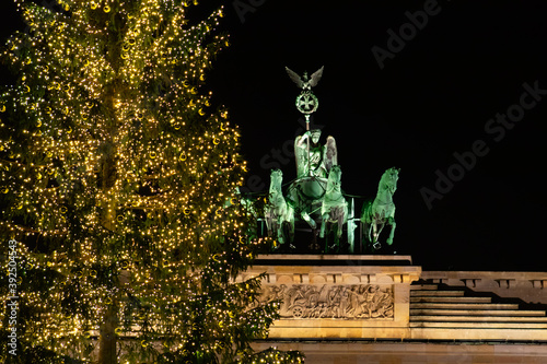 Obraz na płótnie A Christmas tree in front of the Berlin Brandenburg Gate. w salonie