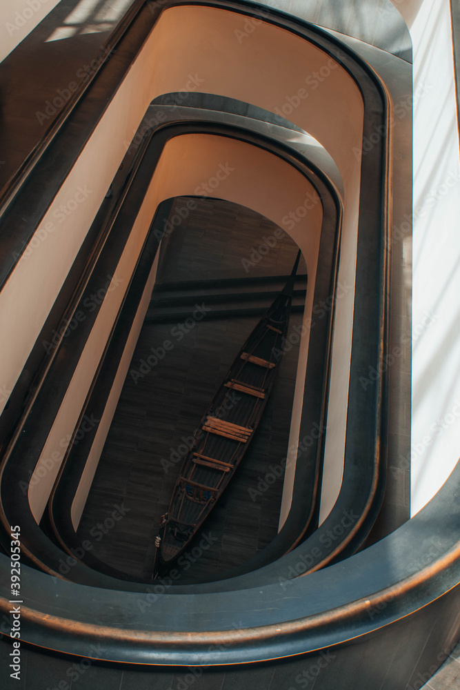 Fototapeta premium Barco al final de unas escaleras de caracol