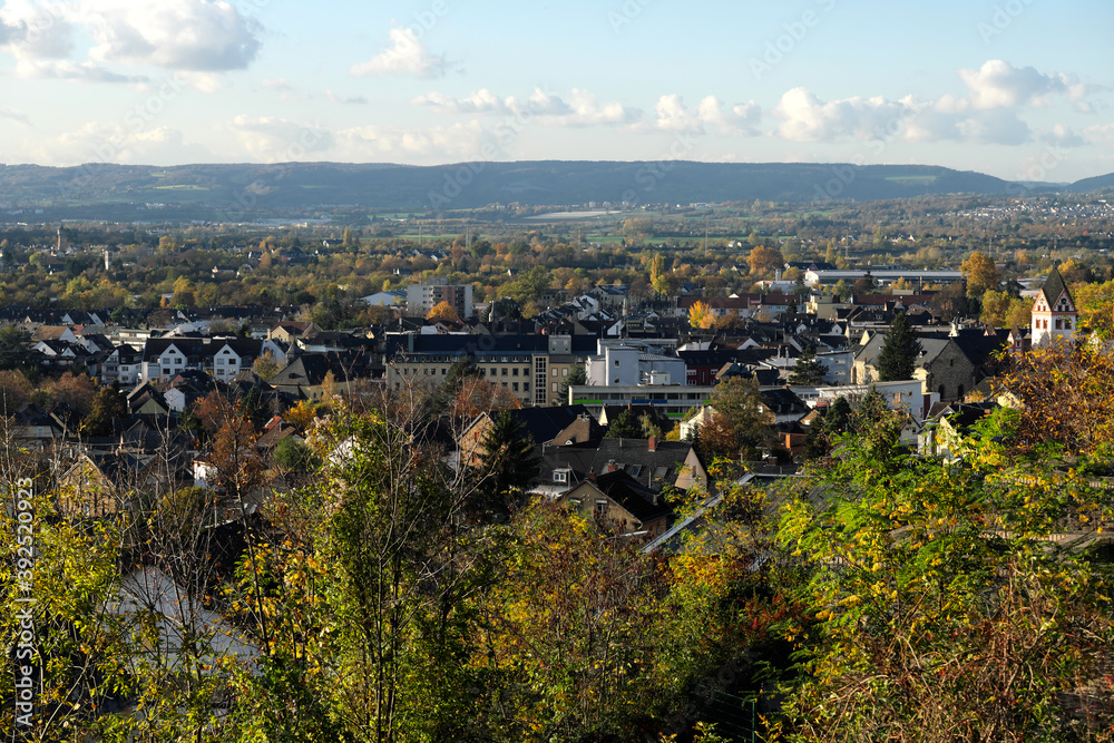 Panorama-Aufnahme von Bendorf am Rhein in Rheinland-Pfalz mit den Bergen des Westerwalds im Hintergrund Anfang November 2020 - Stockfoto