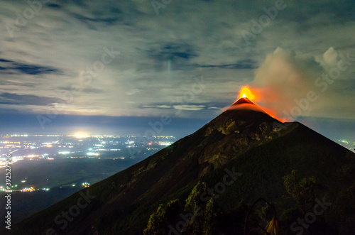 Canvas Print Night view of erupting Volcan de Fuego from Acatenango - Antigua Guatemala