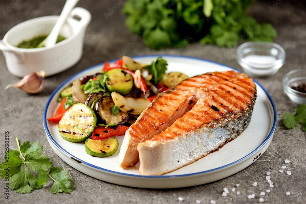 Φωτογραφία Grilled salmon steak with grilled salad of zucchini, eggplant, bell peppers, onions, garlic, cilantro, olive oil and wine vinegar