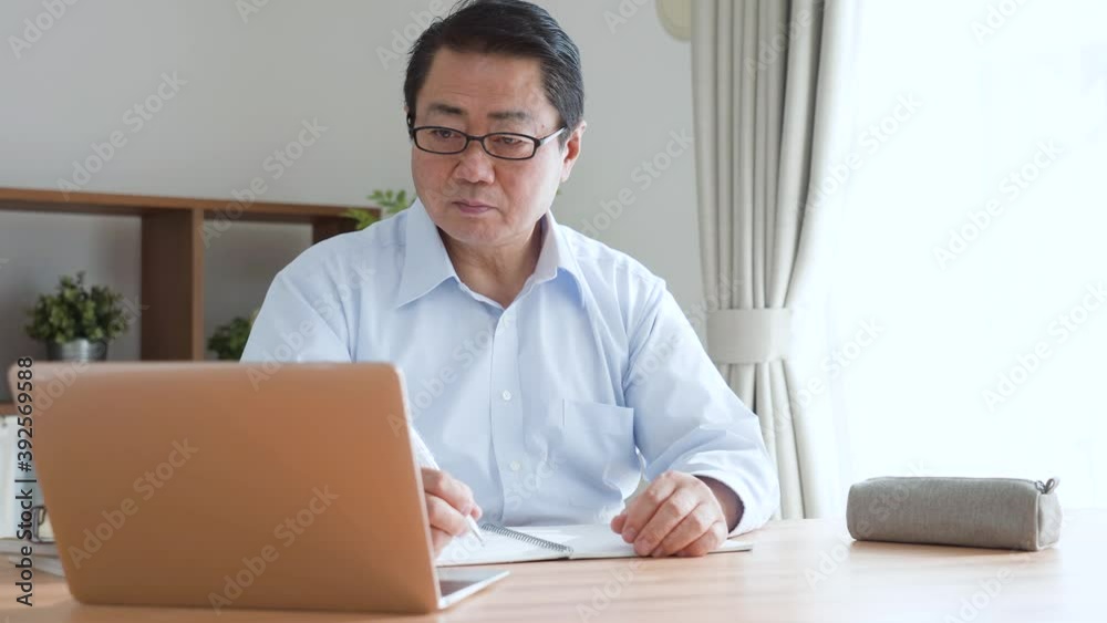 オンライン授業を受ける中年男性 オンライン授業を受ける中年男性