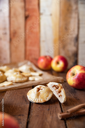 Handkuchen gefüllt mit Äpfeln und Zimt auf einem Tisch aus Holz in der Küche zur Weihnachtszeit