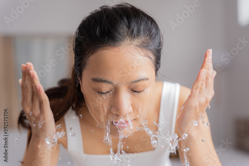Fotografi Beautiful female asian use water to wash your face Wash face.