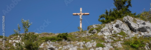 Fototapeta Naklejka Na Ścianę i Meble -  Felsen mit Kreuz am Wallberg, Oberbayern, Bayern, Deutschland, Europa